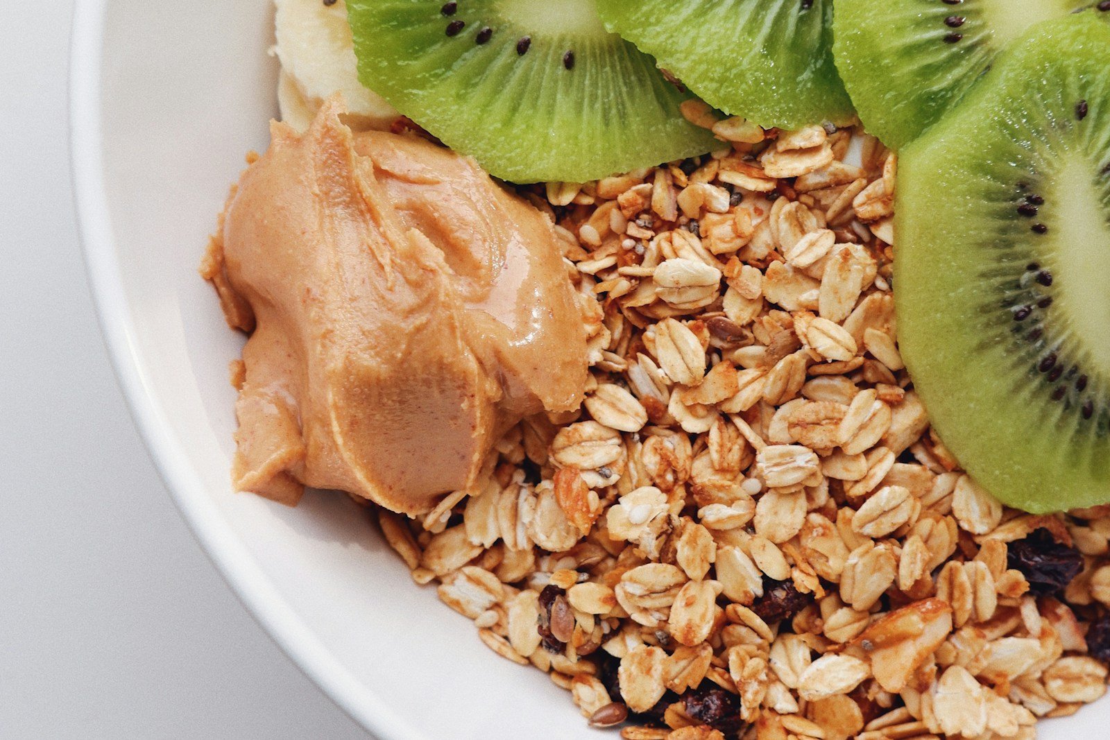 Oats with kiwi and nut butter